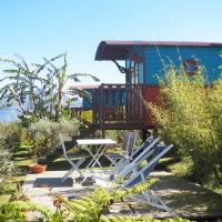 Nos deux roulottes avec terrasse privée dans notre jardin arboré.