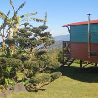 Nos deux roulottes avec terrasse privée dans notre jardin arboré.