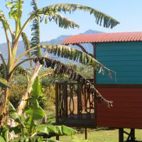 Nos deux roulottes avec terrasse privée dans notre jardin arboré.