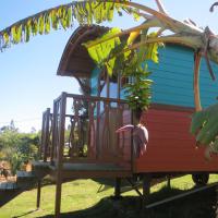 Nos deux roulottes avec terrasse privée dans notre jardin arboré.