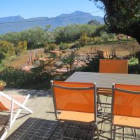 Nos deux roulottes avec terrasse privée et vue sur le mini golf.